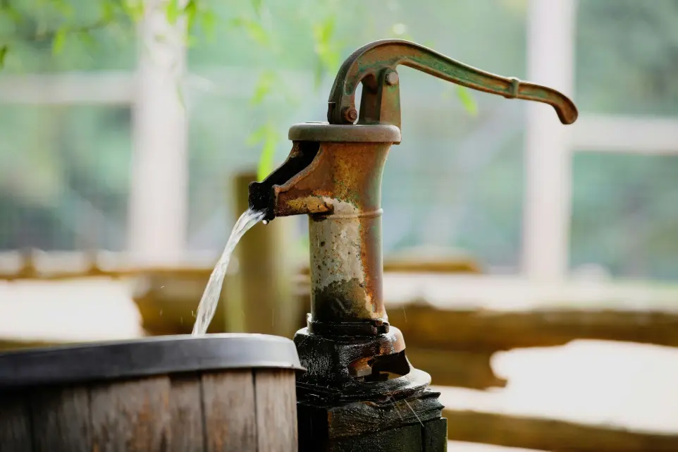 alt=&#34;Borehole-powered irrigation system used on South African farmland&#34;